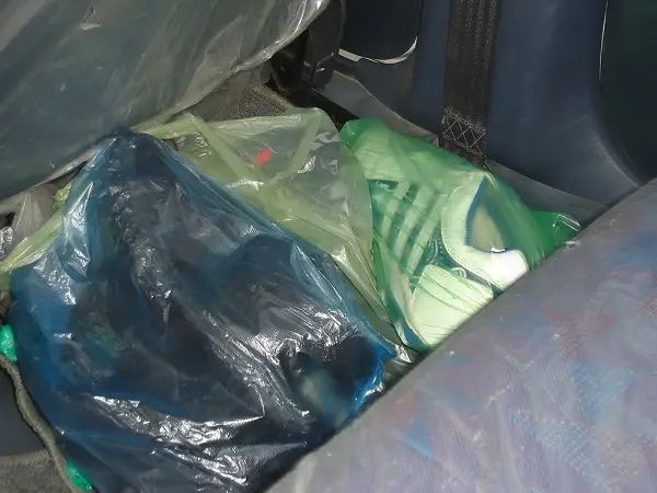 ¿Se pueden guardar los zapatos en bolsas de plástico?