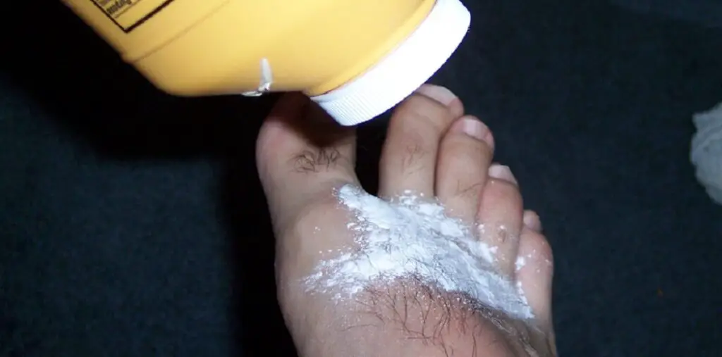 How to Apply Foot Powder [2021] The Shoe Buddy