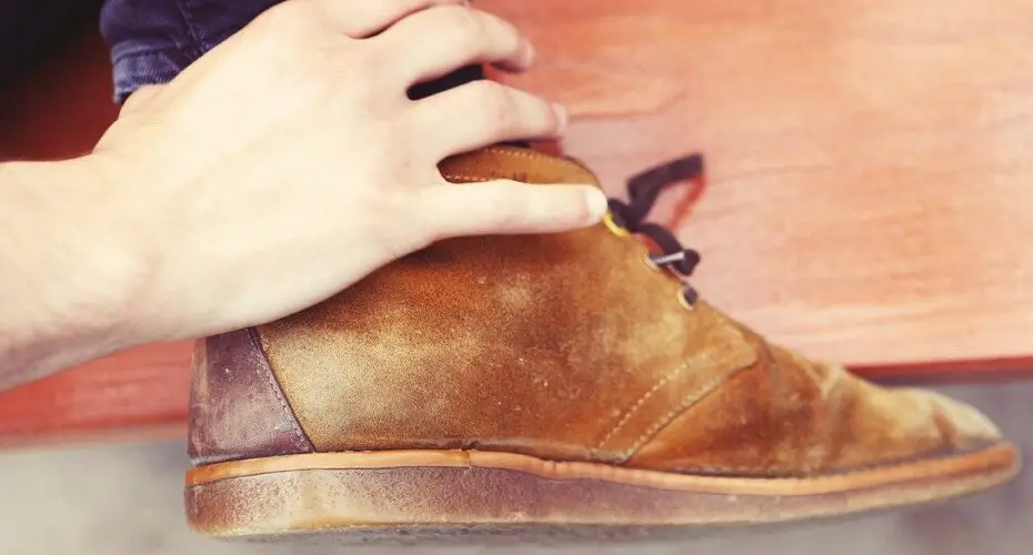 How to Shrink Leather Shoes With Vinegar