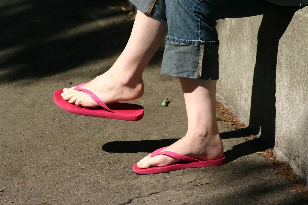 Les meilleures sandales et tongs pour la tendinite au talon d'Achille