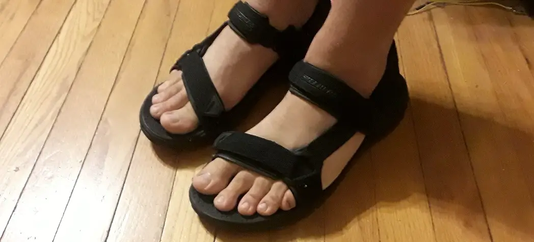 Les meilleures sandales pour les pieds larges et gonflés