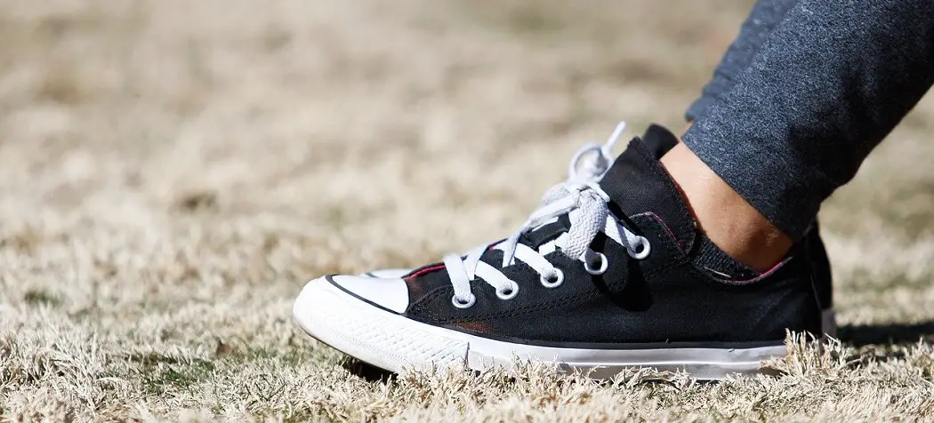 Cómo mantener la lengüeta de un zapato Converse en su lugar