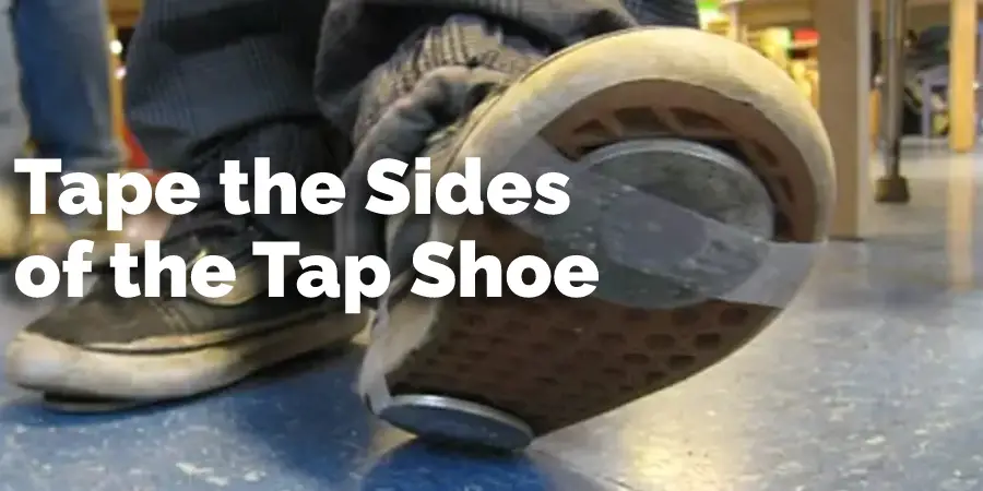 Pega con cinta adhesiva los laterales del zapato de tap 