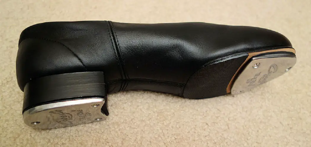 Cómo colocar una suela en zapatos de tap