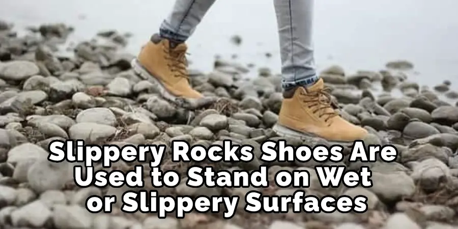 Les chaussures pour rochers glissants sont utilisées pour se tenir debout sur des surfaces humides ou glissantes.