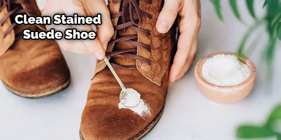 Nettoyer une chaussure en daim tachée