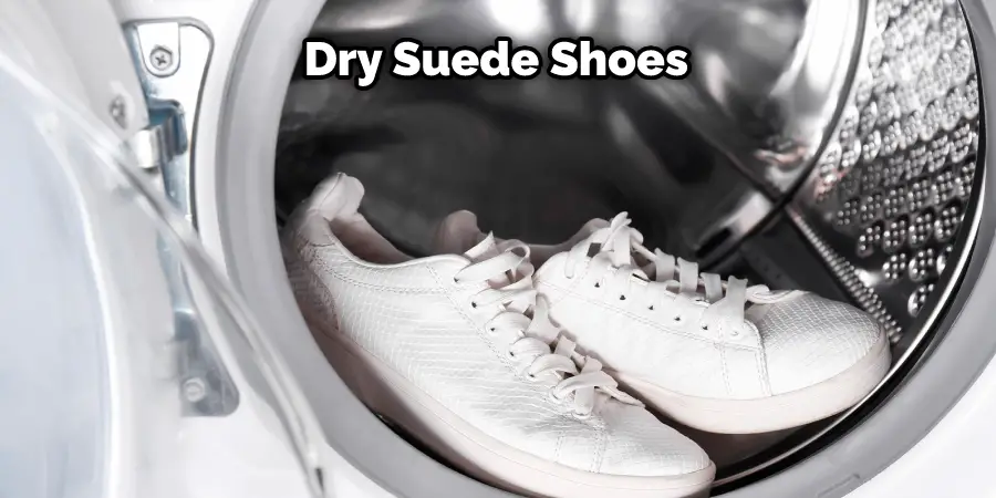Chaussures en daim en train de sécher