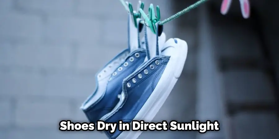 Chaussures qui sèchent en plein soleil