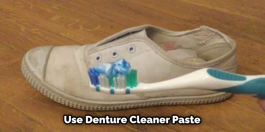 Utilisez de la pâte nettoyante pour dentiers 