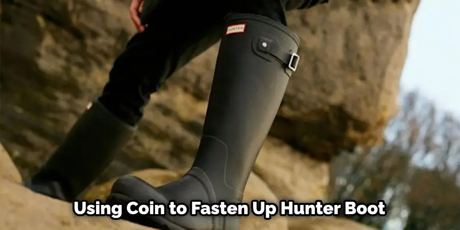 Usando monedas para abrochar una bota de cazador
