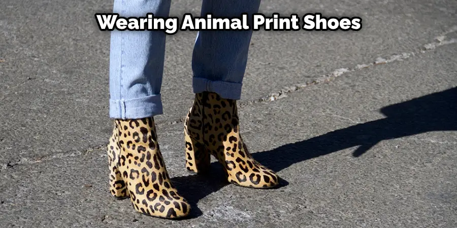 Porter des chaussures imprimées animal