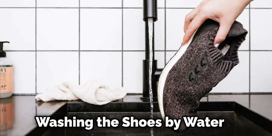  Washing the Shoes by Water