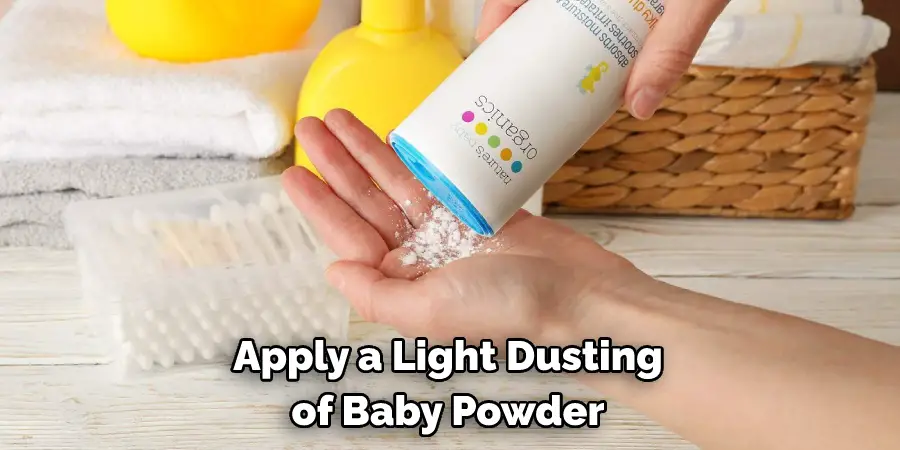 Appliquez une légère couche de poudre pour bébé.