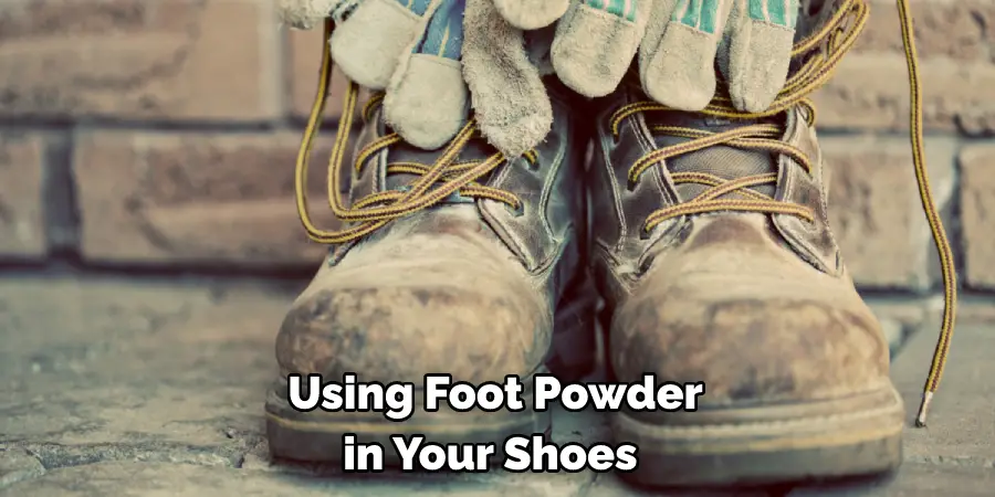 Utiliser de la poudre pour les pieds dans vos chaussures 