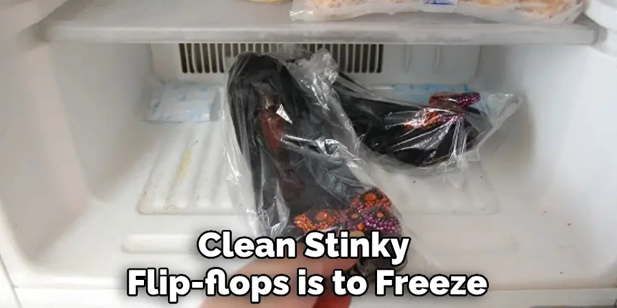 Nettoyer des tongs puantes en les congelant