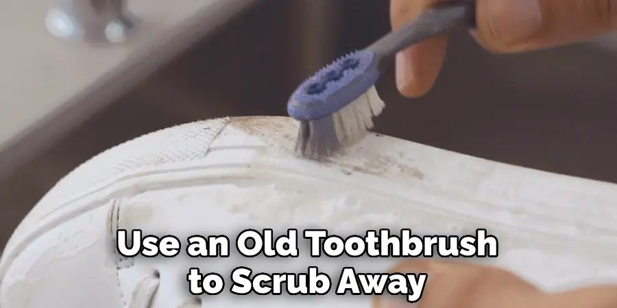 Utilisez une vieille brosse à dents pour frotter